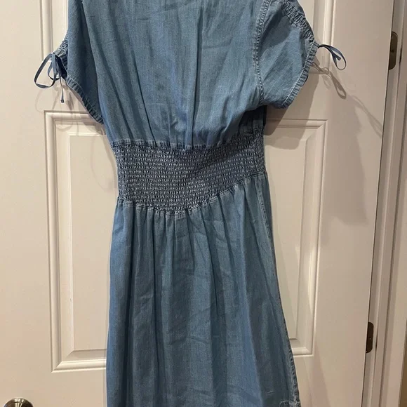 Denim Nine West dress. Elastic at waistline  and bows that can be tied on slave - Picture 6 of 6